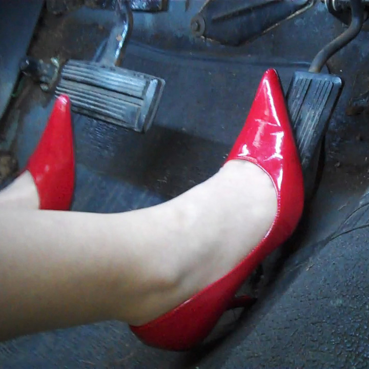 PTP592 – Cassandra Drives & Revs the ’74 Dodge Coronet for You in Shiny Red Pleaser Pumps – Custom 592